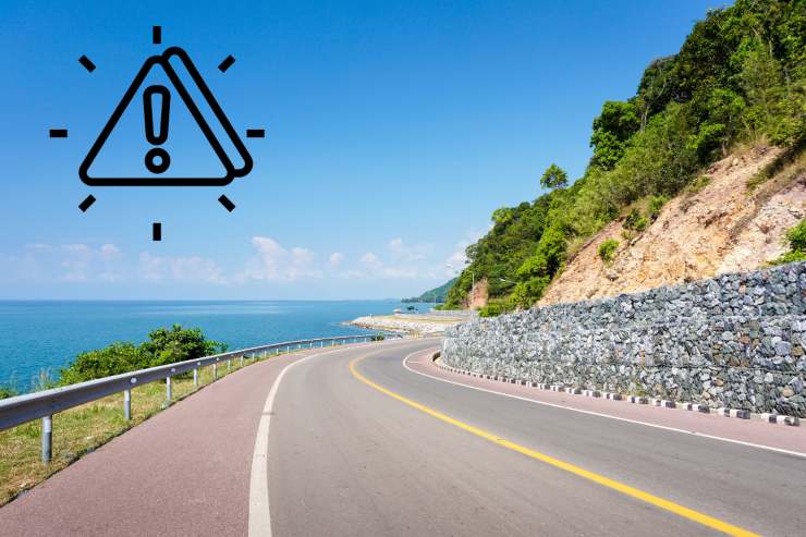 sfondo di una strada da poter percorre in auto e un simbolo in alto di pericolo