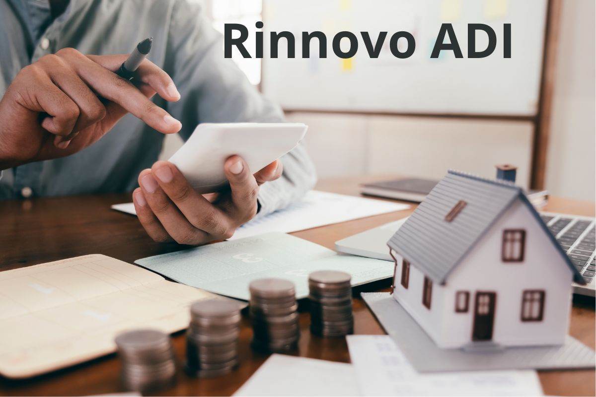 una persona che fa i conti e la scritta rinnovo ADI