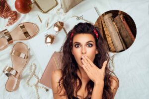 donna stupita, libri antichi e accessori alla moda