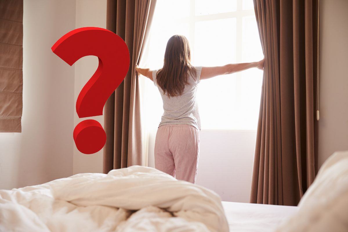 una ragazza che apre la tenda e un punto interrogativo