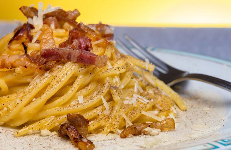 spaghetti alla carbonara nel piatto