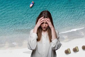 sfondo di una spiaggia vista dall'alto con una donna in primo piano dispiaciuta