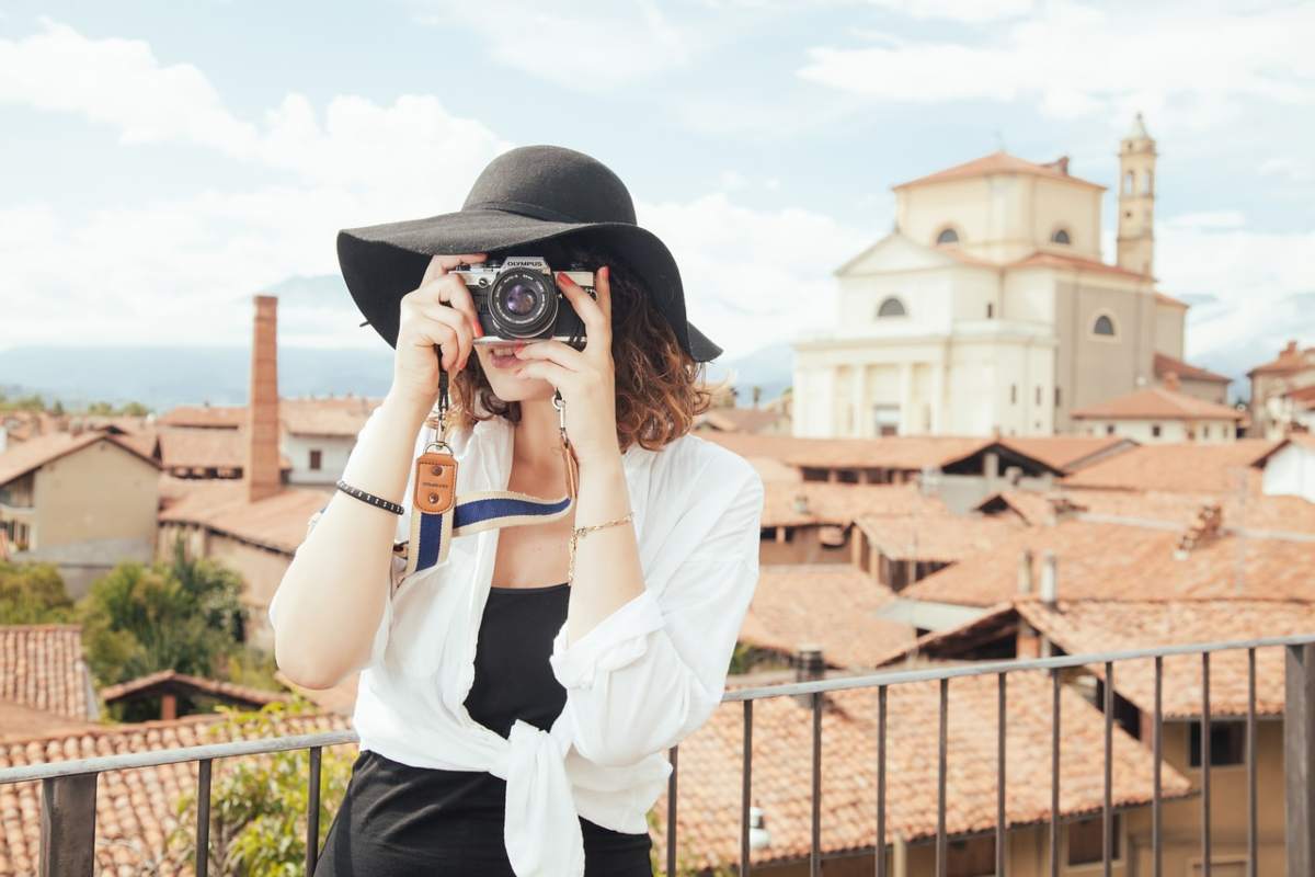 donna che fa una foto con una macchina fotografica