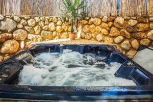 una vasca idromassaggio attiva in un giardino
