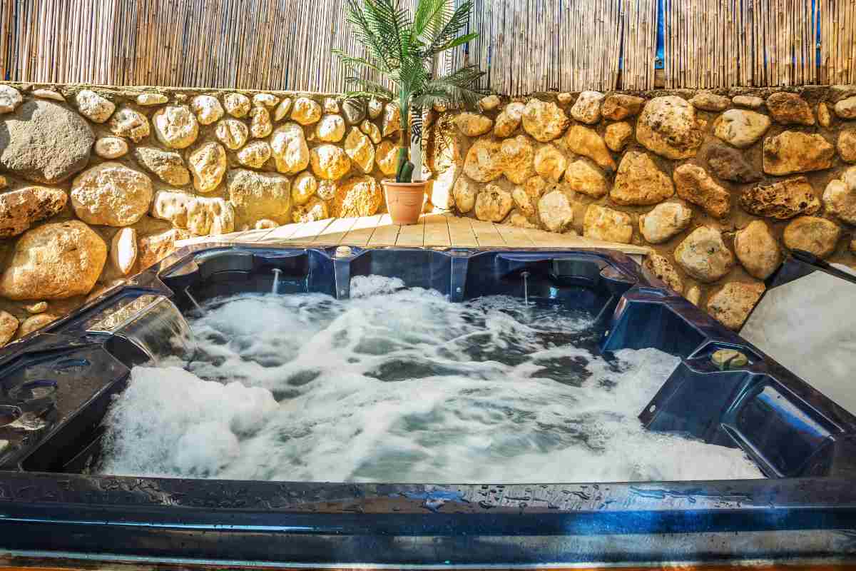 Vasca idromassaggio in giardino? Attenzione, prima di installarla ci sono delle importanti normative da conoscere