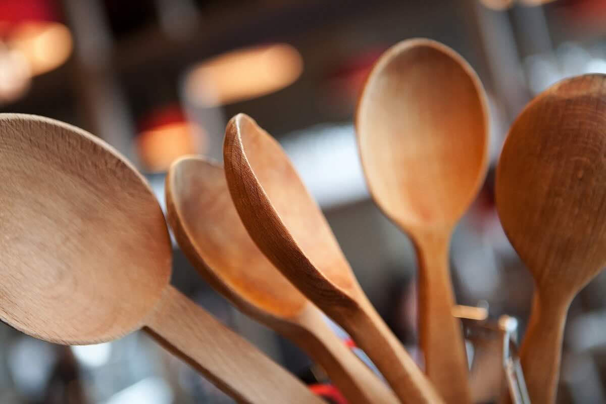 I mestoli in legno in cucina sono vietati, ma se li riutilizzi così diventano davvero preziosi: idee geniali