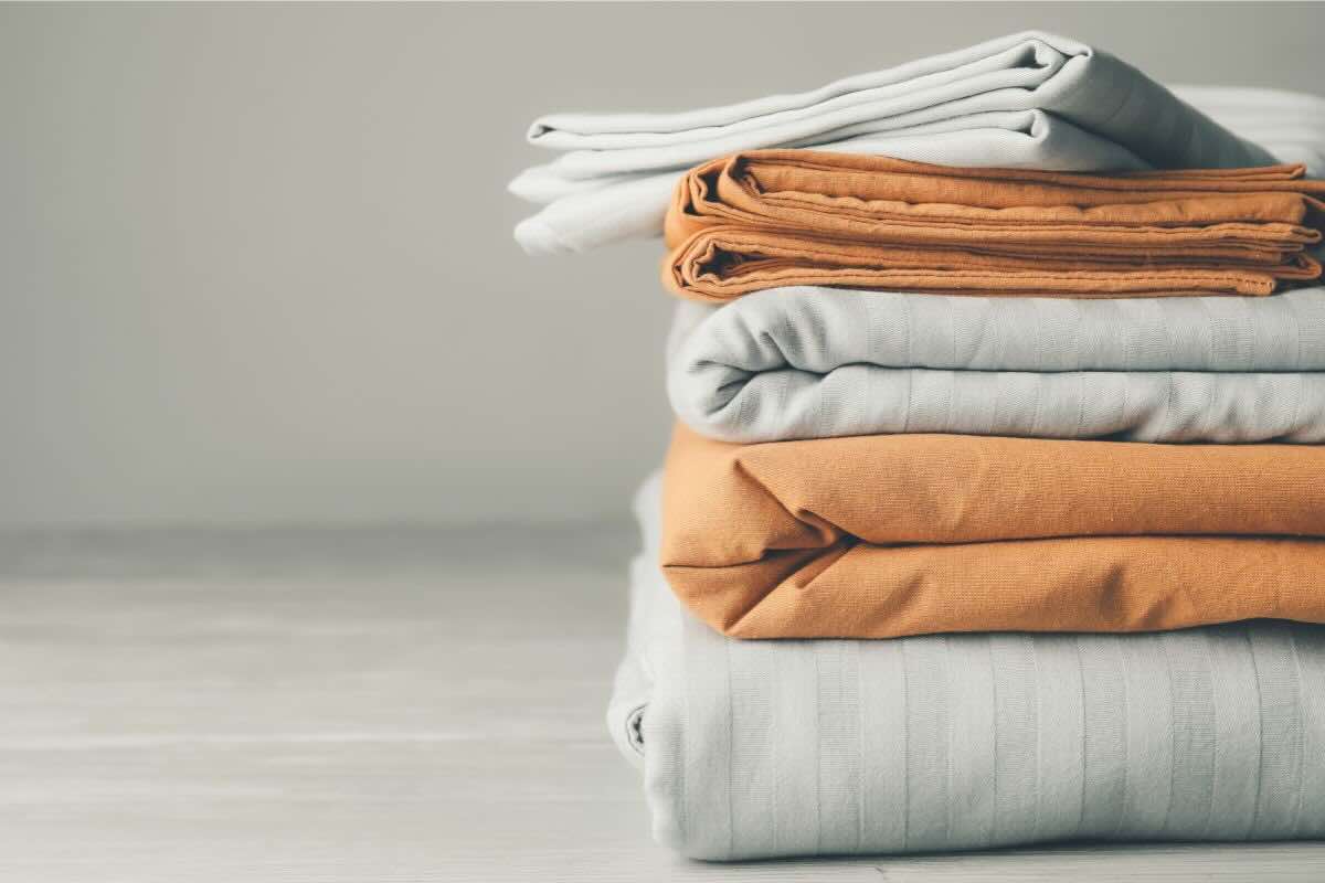Ti servono solo delle lenzuola vecchie per creare degli originali organizer da bagno: è davvero facilissimo