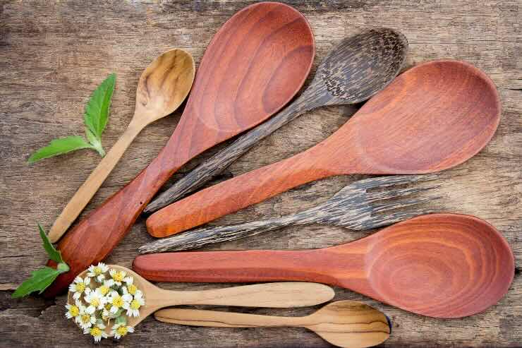 mestoli di vari colori di legno e dimensioni