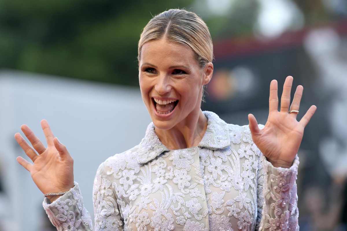 Ingoia una mosca in diretta: paura per Michelle Hunziker