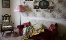 casa con arredi e mobili vecchi ed usurati