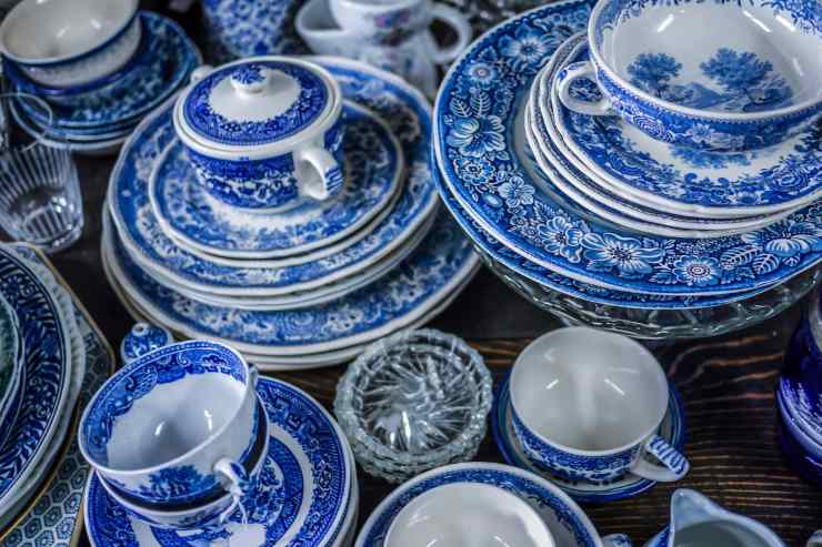 diversi vasi in ceramica antichi